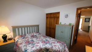 ケープ・メイにある805 Pittsburgh Avenue #112のベッドとランプ付きのテーブルがある寝室 +7枚の写真