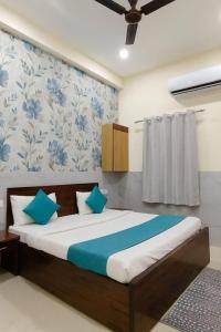 Postel nebo postele na pokoji v ubytování Hotel Petal Rose By RK Near Gol chakkar Vrindavan