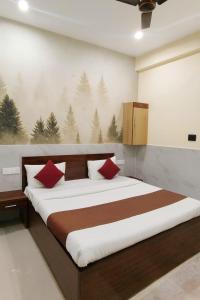 Postel nebo postele na pokoji v ubytování Hotel Petal Rose By RK Near Gol chakkar Vrindavan + 10 fotografií