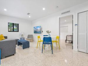 マイアミにあるMiami Escape Studio W Kitchen & Heated Poolのソファとテーブルと椅子のあるリビングルーム