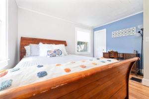 une chambre avec un grand lit avec une tête de lit en bois dans l'établissement 3BR, 2BA house steps from historic Jonesborough, à Jonesborough