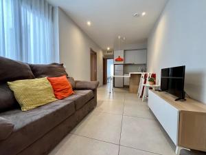 un salon avec un canapé et une télévision dans l'établissement Labradores 13, à Alicante