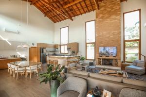 a large living room with a couch and a table at Vibella Ibiúna in Ibiúna