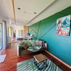 パペーテにあるFare Toahana, logement chez l'habitantのソファと壁に絵が飾られたリビングルーム