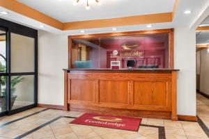 イズリンにあるEcono Lodge Woodbridgeのホテルのロビーにはフロントデスクと赤い敷物があります。