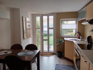 Una cocina con una mesa y un comedor. en Apartmán Maria, en Litoměřice