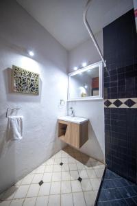 Un baño con lavabo y ducha con espejo. en Departamentos Mi querido Coyoacán, en Ciudad de México 61 fotos más