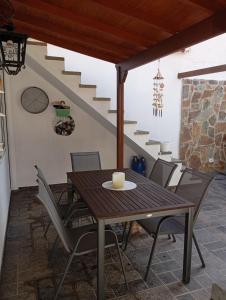 una mesa y sillas en un patio con escaleras en Villa Palmera Dorada, en Mogán