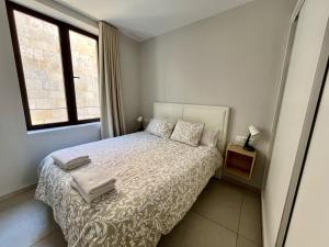 une chambre avec un lit avec des serviettes dessus dans l'établissement Labradores 13, à Alicante