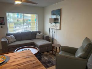 Ruang duduk di Malyn 107, Waterfront Condo, short walk to beach