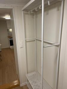 un vestidor con paredes blancas y estanterías blancas en Nice Family Friendly apartment 2 bed Rooms with sea view located in Nordstrand for 5 guests with a garden and grill with sea view just beside the apartment, en Oslo 29 fotos más
