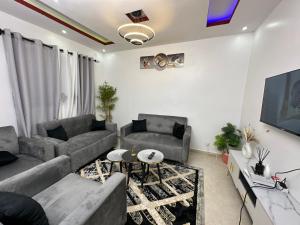 ダカールにあるAppartement deux chambre salonのソファ2つとテレビのあるリビングルーム