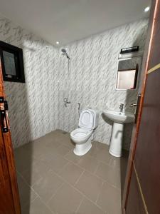 ダカールにあるAppartement deux chambre salonのトイレと洗面台付きのバスルーム