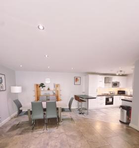 a kitchen and dining room with a table and chairs at Central City Apartment - Free Parking in Belfast