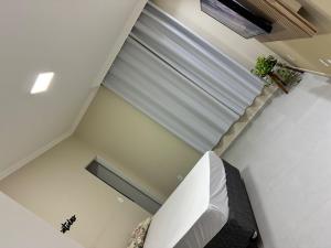 an overhead view of a living room with a window at Sereno Paty Retreat - near Paty Agro Show in Paty do Alferes