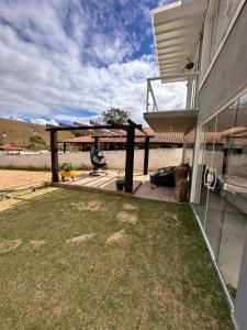 a pergola on the side of a house at Sereno Paty Retreat - near Paty Agro Show in Paty do Alferes +12 photos