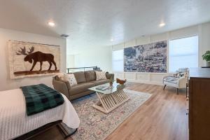 une chambre avec un lit, un canapé et une table dans l'établissement Stunning Home with Hot Tub Near Park City Skiing!, à Park City