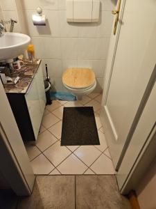 Bilik mandi di 1 petite chambre dans une maison privé +2 gambar