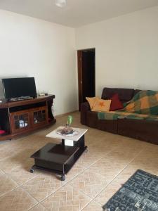 Una televisión o centro de entretenimiento en Chácara Luar churrasqueira piscina e jogos