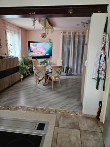 Televisyen dan/atau pusat hiburan di 1 petite chambre dans une maison privé