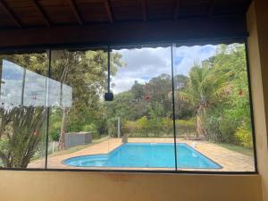 La alberca dentro o cerca de Chácara Luar churrasqueira piscina e jogos