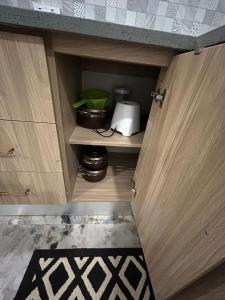 un armario con una puerta que da a una cocina en OB DELUXE Apartments 1, en Accra 23 fotos más