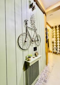 una bicicleta colgada en la pared de una casa en Hotel Clear View, en Mathura