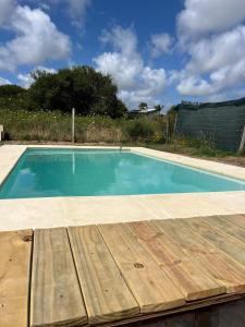 ein Swimmingpool mit blauem Wasser in einem Hof in der Unterkunft Da Fortune 4 in Barra de Portezuelo