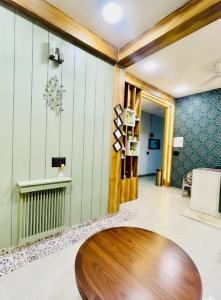 Habitación con una mesa de madera en el centro en Hotel Clear View By Silverkey Hospitality, en Mathura 7 fotos más