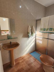 a bathroom with a sink and a toilet at Casa em Itamambuca com piscina em frente a praia in Ubatuba