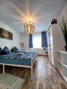 Ένα ή περισσότερα κρεβάτια σε δωμάτιο στο Modernes Apartment mit 3 Schlafräumen nahe Leipzig