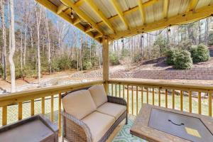 - une terrasse couverte avec un canapé et une table dans l'établissement Gap Creek Cottage, à Fletcher