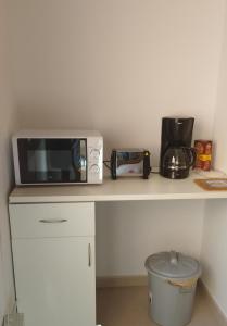 a microwave sitting on top of a counter at Apartamentos calatorao con jardín y 3 habitaciones in Calatorao