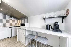 Η κουζίνα ή μικρή κουζίνα στο Suite Loveroom Close to CDG and Disneyland Paris