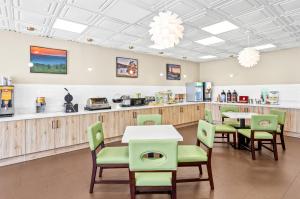 Gallery image of Suburban Studios Charleston - Civic Center in Charleston +22 photos