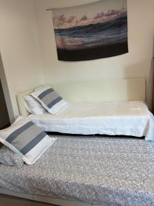 Katil atau katil-katil dalam bilik di Two bedroom oasis minute from beach