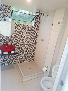 ein Badezimmer mit Dusche mit rotem Waschbecken und Toilette in der Unterkunft Departamento Platinum in Chota + 12 Fotos