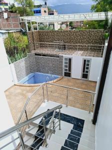 Blick vom Balkon eines Hauses mit Swimmingpool in der Unterkunft Departamento Platinum in Chota