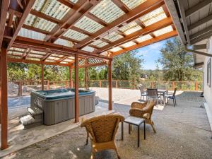 オークハーストにあるSerene Views with Hot Tub, BBQ, Fire Pit, Game Roomのパティオ(ホットタブ付)