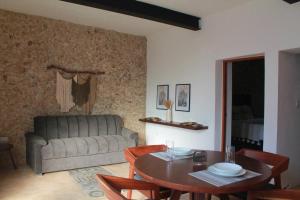 un soggiorno con un divano e un tavolo di Casa Esquina Suite 1 a Mérida