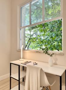 een raam boven een wit bureau met een kaars bij Apartamento à Beira-Mar na Urca in Rio de Janeiro