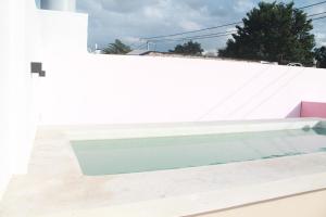 una piscina sul tetto di una casa di Casa Esquina Suite 1 a Mérida