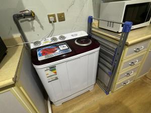 阿可贺巴Comfortable three-bedroom apartment in Olaya的厨房里微波炉旁边的一个小炉子