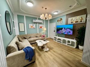 阿可贺巴Comfortable three-bedroom apartment in Olaya的客厅里有一张沙发和一台电视