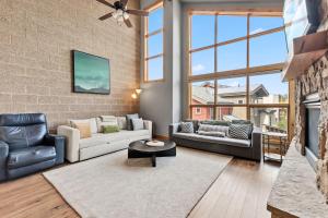 Posezení v ubytování Mountain Getaway Deck Spacious Kitchen + 36 fotografií