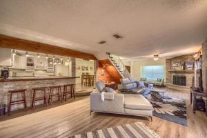 ein Wohnzimmer mit Couch und Bar in der Unterkunft Texas River Haus LD 1683 in New Braunfels + 33 Fotos