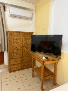 Il comprend un salon doté d'une table et d'une télévision à écran plat. dans l'établissement Casa Maya Punta Zicatela, à Brisas de Zicatela