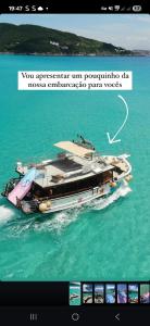a boat in the water on the water at Passeios pelas praias mais cristalinas de Caribe brasileiro in Arraial do Cabo
