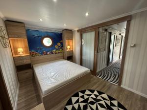 Postel nebo postele na pokoji v ubytování Lilla Privát Lakóhajó Tokaj