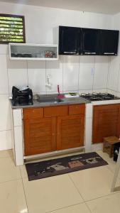 una cocina con fregadero y estufa en Daianne Silva Barbosa, en Belém